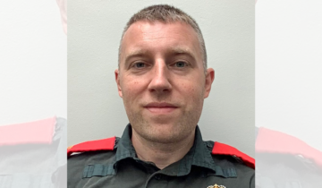 Picture of a paramedic with red epaulettes